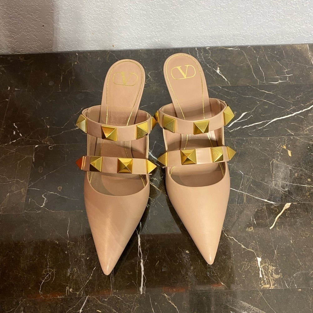 Valentino Garavani Leather Oversized Rockstud Mules 65 nude/blush color - Picture 11 of 15